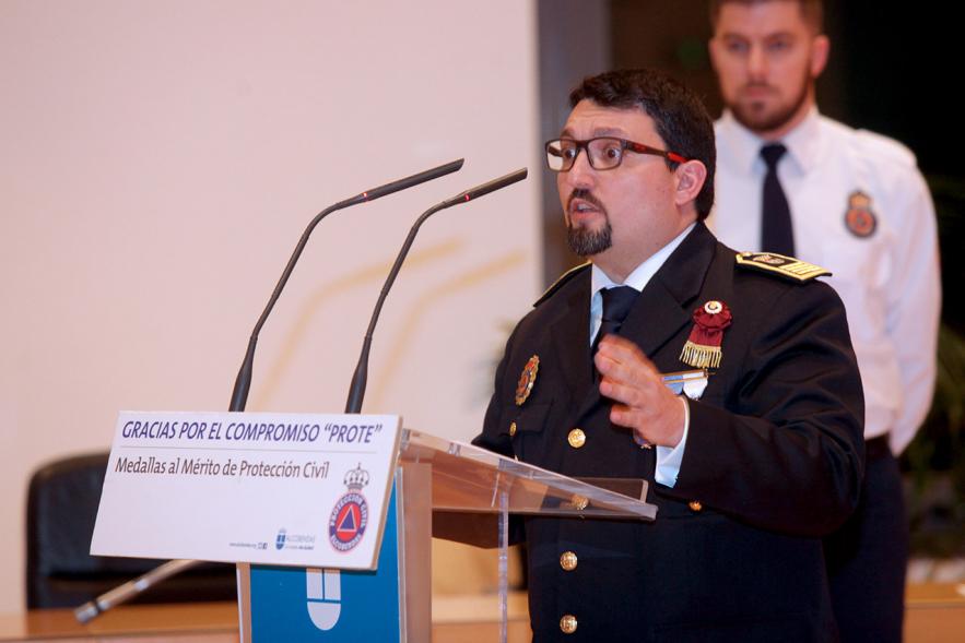 Entrega de Medallas de Protección Civil 2018 - Imagen de una de las autoridades asistentes al acto dirigiéndose a los asistentes al acto.