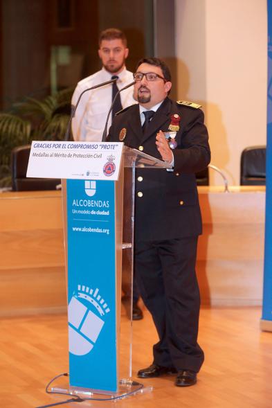 Entrega de Medallas de Protección Civil 2018 - Imagen de un miembro de Protección Civil dirigiéndose a los asistentes al acto.