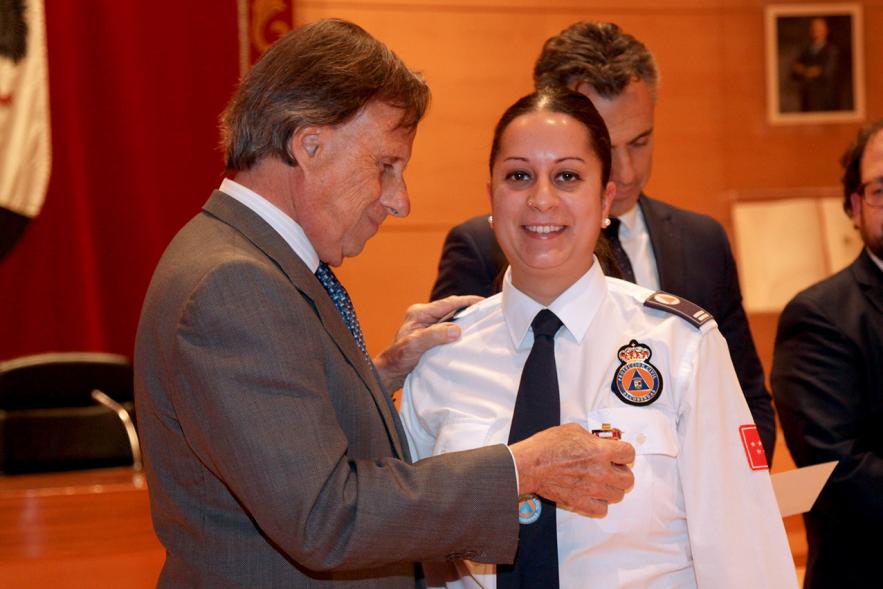 Entrega de Medallas de Protección Civil 2018 - Imagen del alcalde García de Vinuesa imponiendo una medalla a una miembra de Protección Civil.