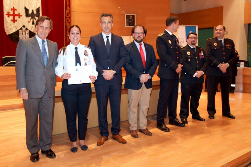 Entrega de Medallas de Protección Civil 2018 - Imagen de una miembra de Protección Civil posando con su medalla y su diploma posando junta a las autoridades que se lo han entregado, entre ellas el alcalde García de Vinuesa.