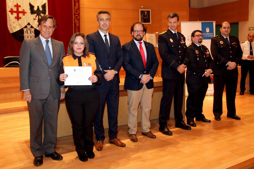Entrega de Medallas de Protección Civil 2018 - Imagen de una miembra de Protección Civil posando con su medalla y su diploma posando junta a las autoridades que se lo han entregado, entre ellas el alcalde García de Vinuesa.