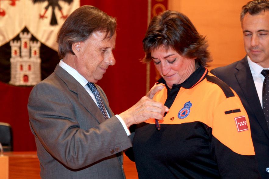 Entrega de Medallas de Protección Civil 2018 - Imagen del alcalde García de Vinuesa imponiendo una medalla a una miembra de Protección Civil.