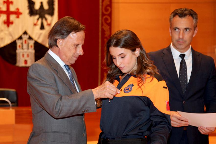Entrega de Medallas de Protección Civil 2018 - Imagen del alcalde García de Vinuesa imponiendo una medalla a una miembra de Protección Civil.