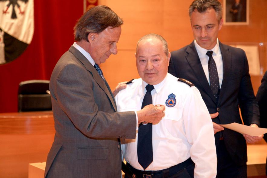 Entrega de Medallas de Protección Civil 2018 - Imagen del alcalde García de Vinuesa imponiendo una medalla a un miembro de Protección Civil.