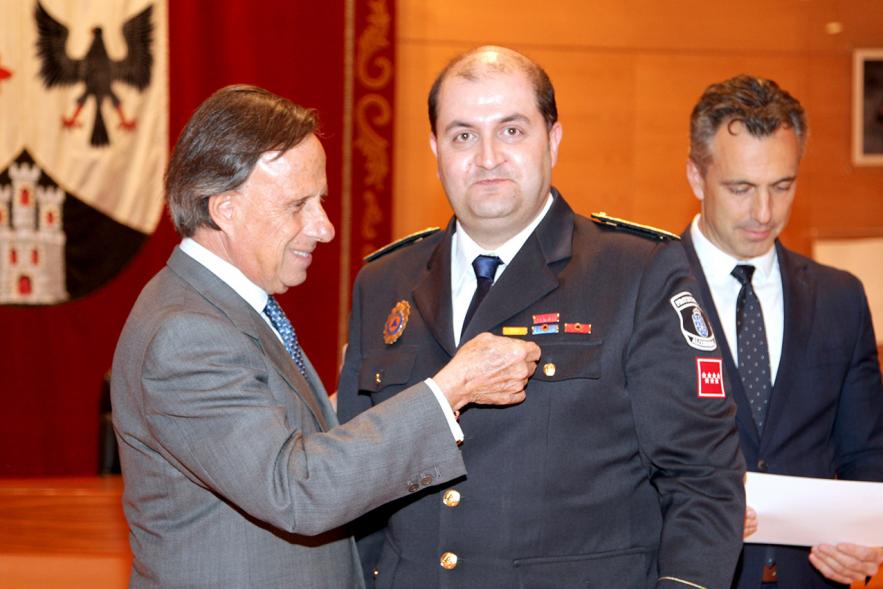Entrega de Medallas de Protección Civil 2018 - Imagen del alcalde García de Vinuesa imponiendo una medalla a una persona.
