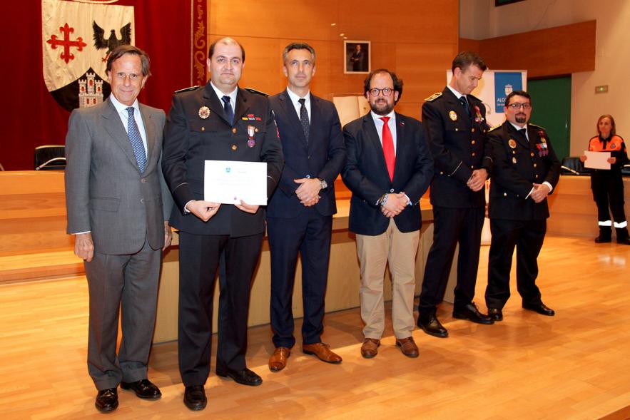 Entrega de Medallas de Protección Civil 2018 - Imagen del alcalde García de Vinuesa imponiendo una medalla a una persona.
