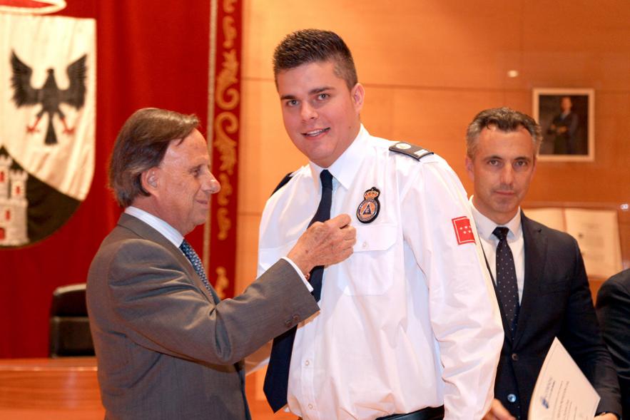 Entrega de Medallas de Protección Civil 2018 - Imagen del alcalde García de Vinuesa imponiendo una medalla a un miembro de Protección Civil.