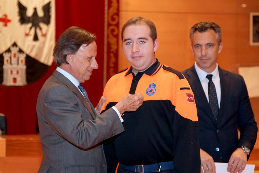 Entrega de Medallas de Protección Civil 2018 - Imagen del alcalde García de Vinuesa imponiendo una medalla a un miembro de Protección Civil.