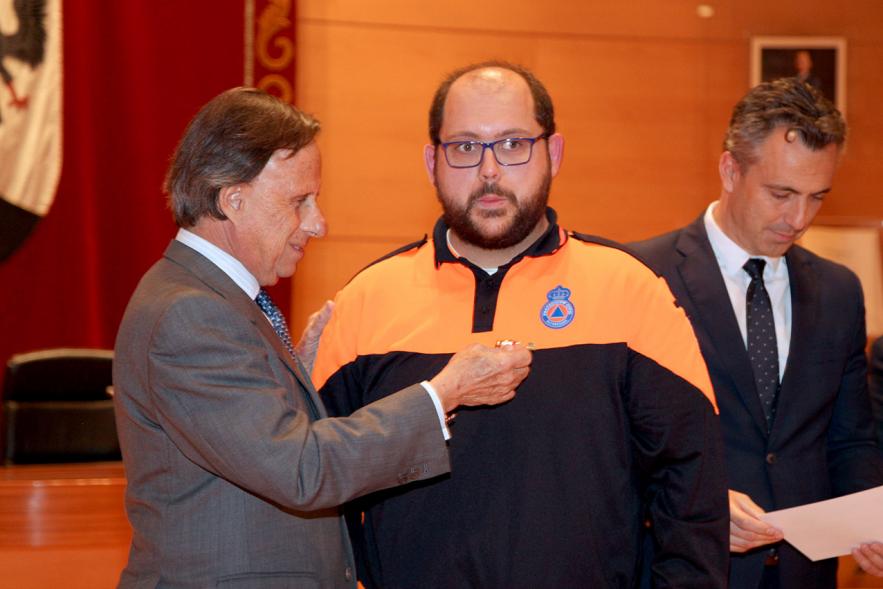 Entrega de Medallas de Protección Civil 2018 - Imagen del alcalde García de Vinuesa imponiendo una medalla a un miembro de Protección Civil.