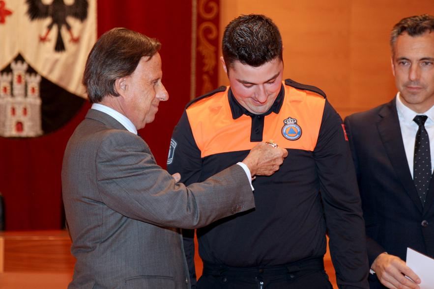 Entrega de Medallas de Protección Civil 2018 - Imagen del alcalde García de Vinuesa imponiendo una medalla a un miembro de Protección Civil.