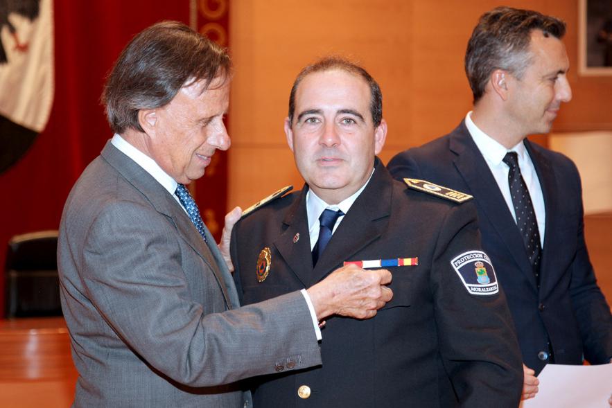Entrega de Medallas de Protección Civil 2018 - Imagen del alcalde García de Vinuesa imponiendo una medalla a una persona.