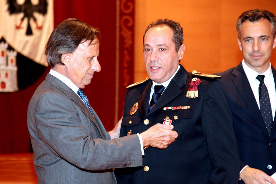 Entrega de Medallas de Protección Civil 2018 - Imagen del alcalde García de Vinuesa imponiendo una medalla a un miembro de Protección Civil.