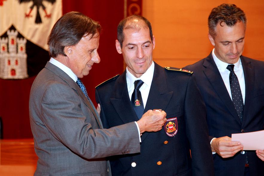 Entrega de Medallas de Protección Civil 2018 - Imagen del alcalde García de Vinuesa imponiendo una medalla a una persona.