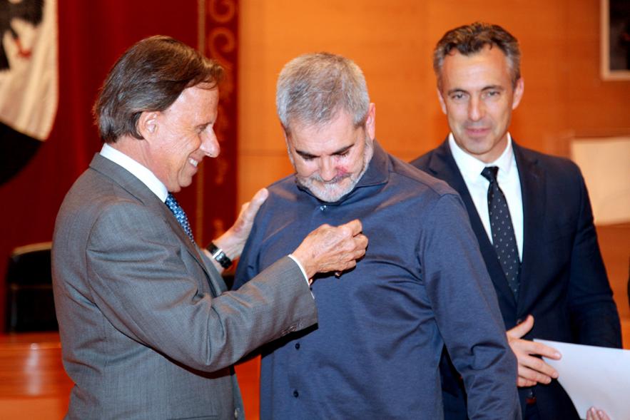 Entrega de Medallas de Protección Civil 2018 - Imagen del alcalde García de Vinuesa imponiendo una medalla a una persona.
