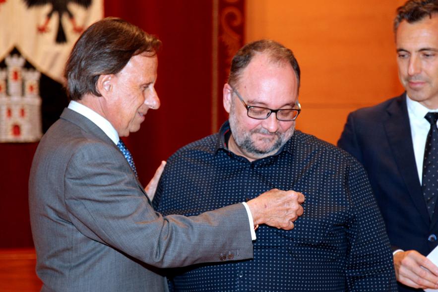 Entrega de Medallas de Protección Civil 2018 - Imagen del alcalde García de Vinuesa imponiendo una medalla a una persona.