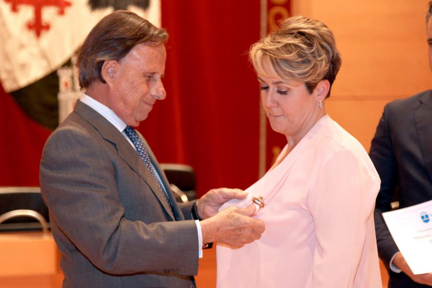 Entrega de Medallas de Protección Civil 2018 - Imagen del alcalde García de Vinuesa imponiendo una medalla a una mujer.