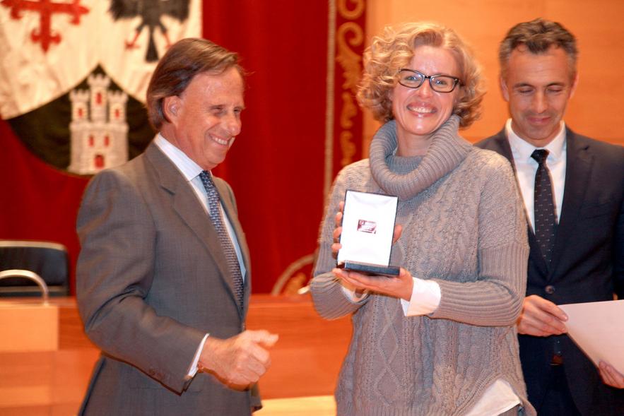 Entrega de Medallas de Protección Civil 2018 - Imagen del alcalde García de Vinuesa entregando una medalla a una persona.