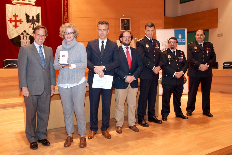 Entrega de Medallas de Protección Civil 2018 -  Imagen de una persona posando con su medalla y su diploma posando junta a las autoridades que se lo han entregado, entre ellas el alcalde García de Vinuesa.