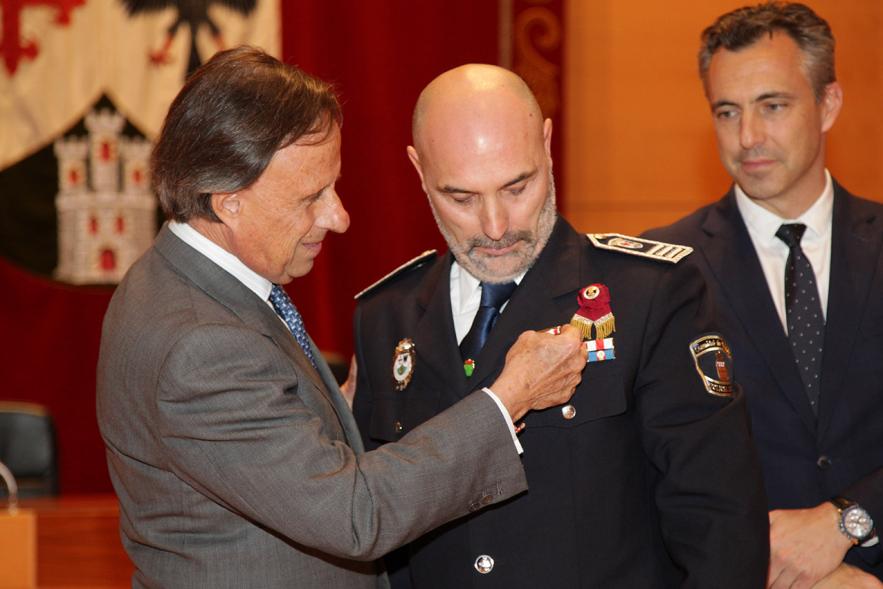 Entrega de Medallas de Protección Civil 2018 - Imagen del alcalde García de Vinuesa imponiendo una medalla a una persona.