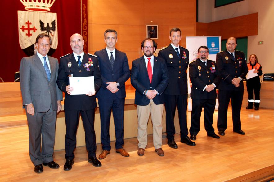 Entrega de Medallas de Protección Civil 2018 - Imagen de una persona posando con su medalla y su diploma posando junta a las autoridades que se lo han entregado, entre ellas el alcalde García de Vinuesa.