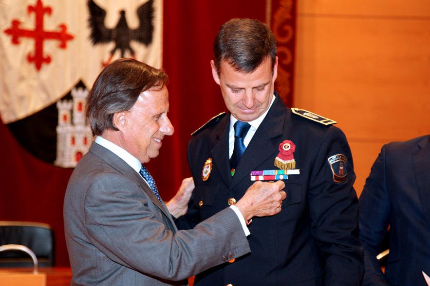 Entrega de Medallas de Protección Civil 2018 - Imagen del alcalde García de Vinuesa imponiendo una medalla a una persona.
