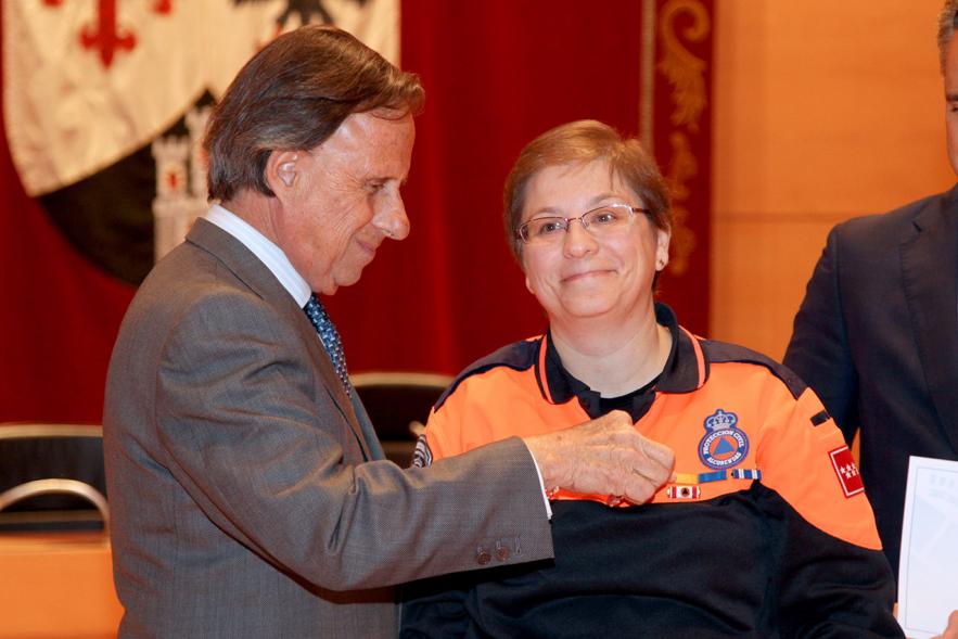 Entrega de Medallas de Protección Civil 2018 - Imagen del alcalde García de Vinuesa imponiendo una medalla a una miembra de Protección Civil.
