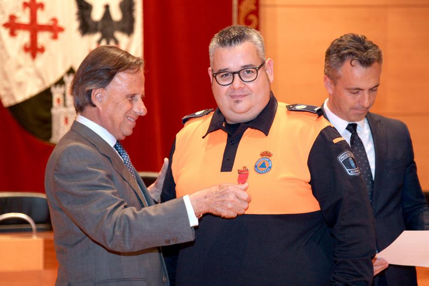 Entrega de Medallas de Protección Civil 2018 - Imagen del alcalde García de Vinuesa imponiendo una medalla a un miembro de Protección Civil.