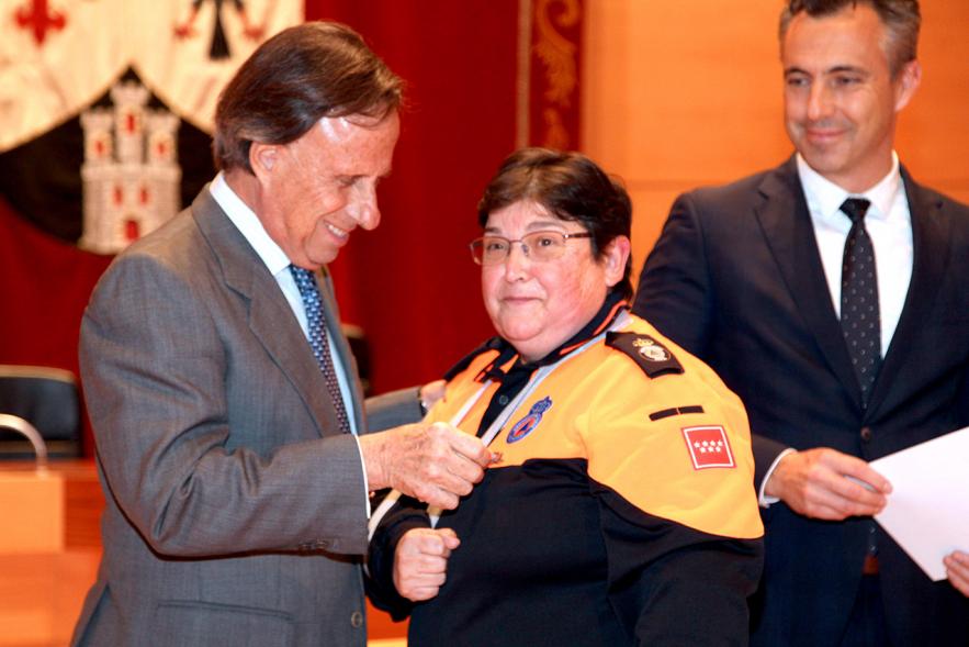 Entrega de Medallas de Protección Civil 2018 - Imagen del alcalde García de Vinuesa imponiendo una medalla a una miembra de Protección Civil.