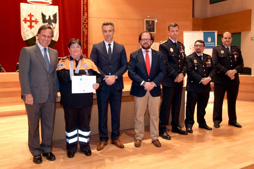 Entrega de Medallas de Protección Civil 2018 - Imagen de una miembra de Protección Civil posando con su medalla y su diploma posando junta a las autoridades que se lo han entregado, entre ellas el alcalde García de Vinuesa.