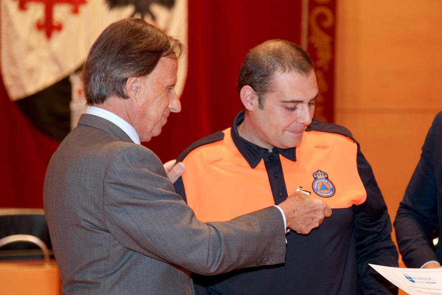 Entrega de Medallas de Protección Civil 2018 - Imagen del alcalde García de Vinuesa imponiendo una medalla a un miembro de Protección Civil.