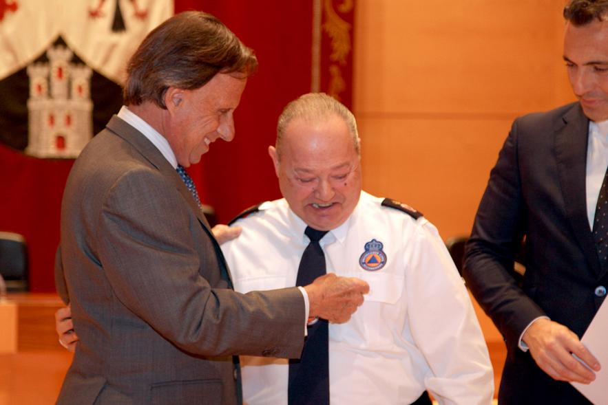 Entrega de Medallas de Protección Civil 2018 - Imagen del alcalde García de Vinuesa imponiendo una medalla a un miembro de Protección Civil.