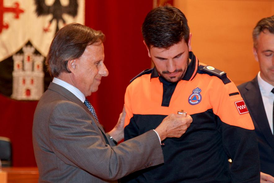 Entrega de Medallas de Protección Civil 2018 - Imagen del alcalde García de Vinuesa imponiendo una medalla a un miembro de Protección Civil.