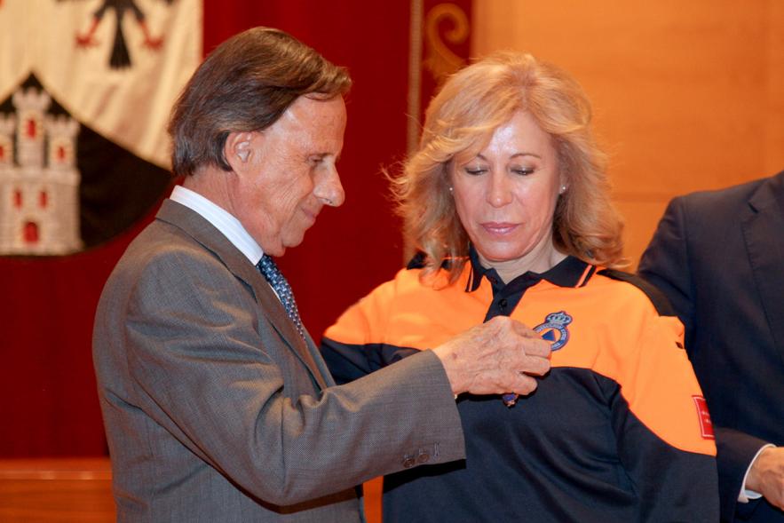 Entrega de Medallas de Protección Civil 2018 - Imagen del alcalde García de Vinuesa imponiendo una medalla a una miembra de Protección Civil.