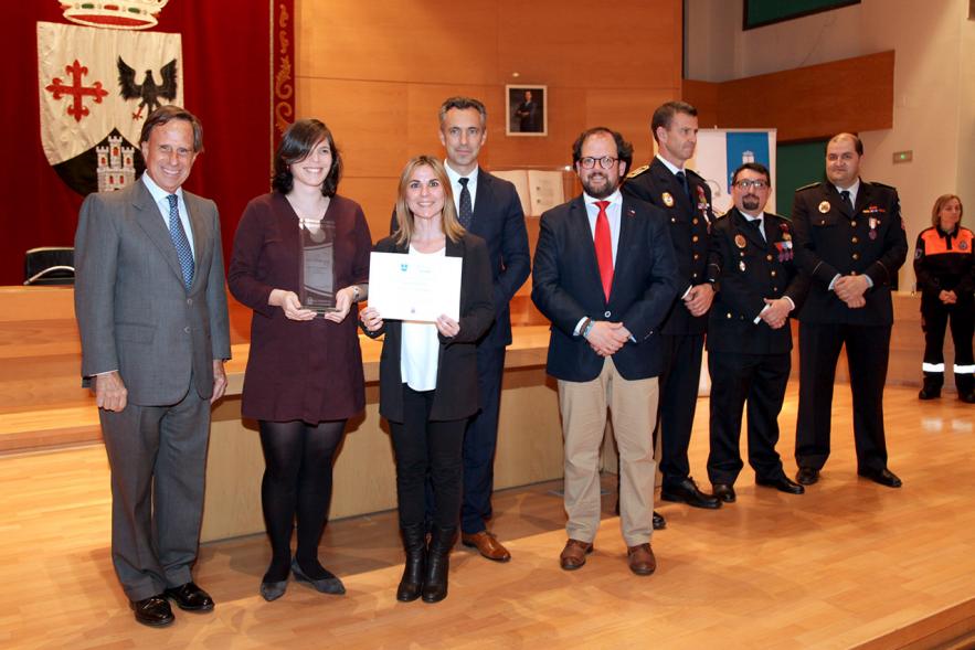 Entrega de Medallas de Protección Civil 2018 -  Imagen de una persona posando con su medalla y su diploma posando junta a las autoridades que se lo han entregado, entre ellas el alcalde García de Vinuesa.