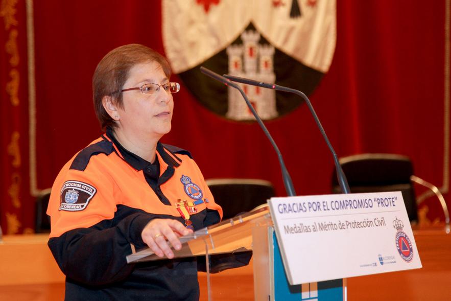 Entrega de Medallas de Protección Civil 2018 - Imagen de una miembra de Protección Civil dirigiéndose a los asistentes al acto.