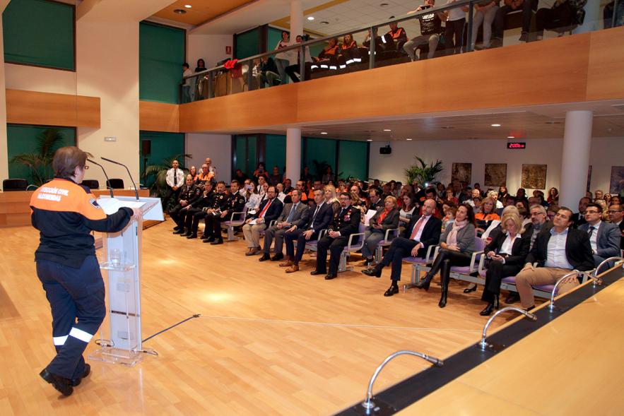 Entrega de Medallas de Protección Civil 2018 -  Imagen de una miembra de Protección Civil dirigiéndose a los asistentes al acto.