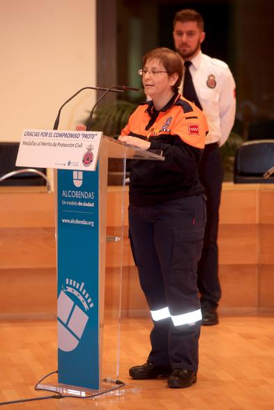Entrega de Medallas de Protección Civil 2018 - Imagen de una miembra de Protección Civil dirigiéndose a los asistentes al acto.