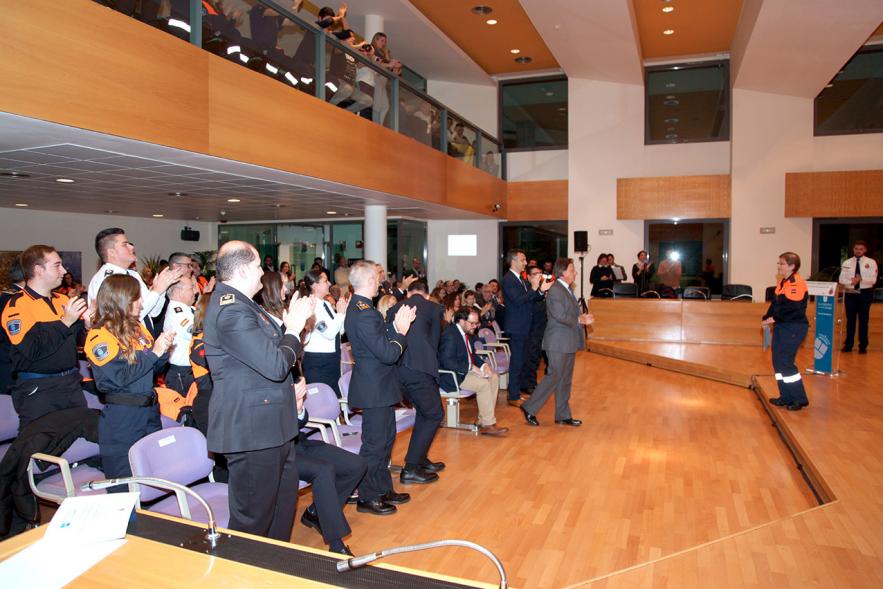 Entrega de Medallas de Protección Civil 2018 - Imagen del público asistente al acto puesto en pie aplaudiendo a una de las premiadas.
