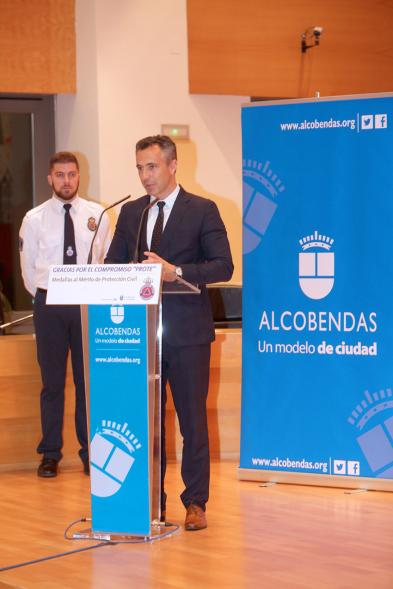 Entrega de Medallas de Protección Civil 2018 - Imagen de una de las autoridades asistentes al acto dirigiéndose a los asistentes al acto.