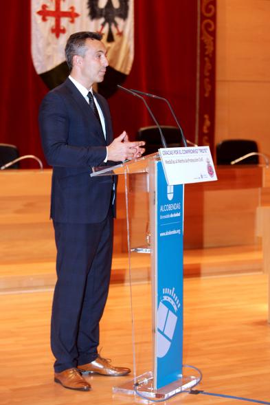 Entrega de Medallas de Protección Civil 2018 - Imagen de una de las autoridades asistentes al acto dirigiéndose a los asistentes al acto.