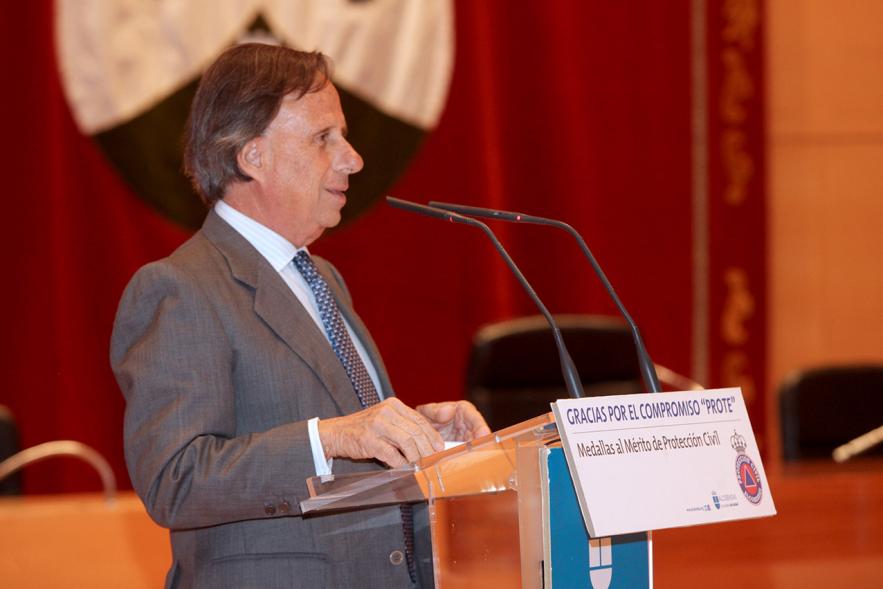 Entrega de Medallas de Protección Civil 2018 - Imagen del alcalde García de Vinuesa dirigiéndose a los asistentes al acto.