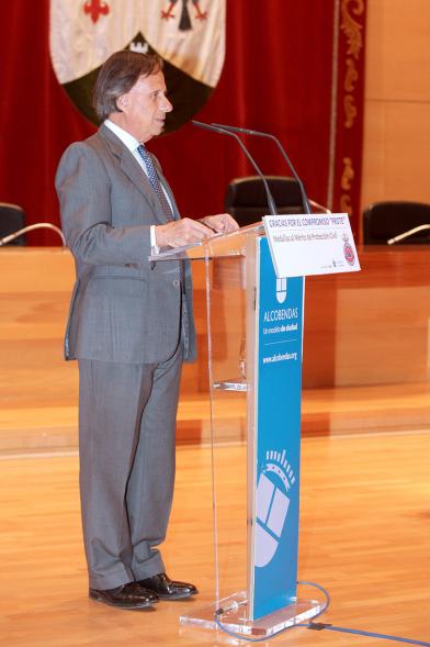 Entrega de Medallas de Protección Civil 2018 - Imagen del alcalde García de Vinuesa dirigiéndose a los asistentes al acto.