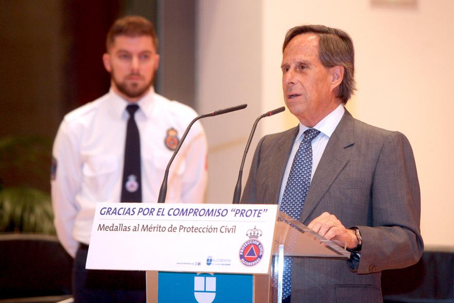 Entrega de Medallas de Protección Civil 2018 - Imagen del alcalde García de Vinuesa dirigiéndose a los asistentes al acto.