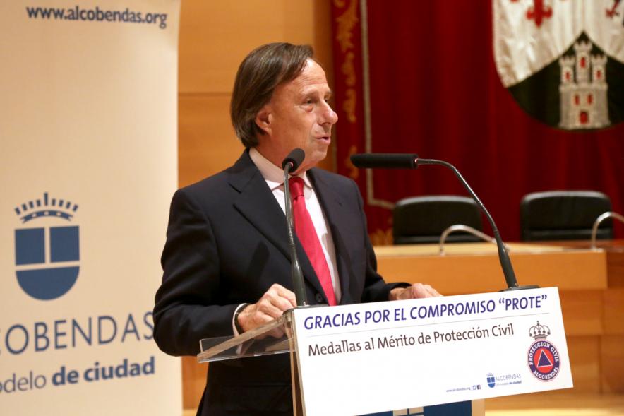 Reconocimiento a Voluntarios de Protección Civil - Imagen del alcalde García de Vinuesa dirigiéndose al público asistente.