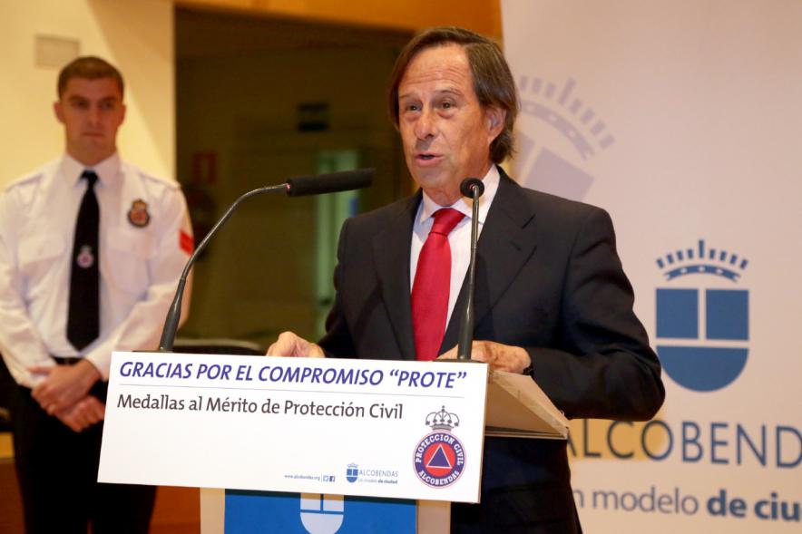 Reconocimiento a Voluntarios de Protección Civil - Imagen del alcalde García de Vinuesa dirigiéndose al público asistente.