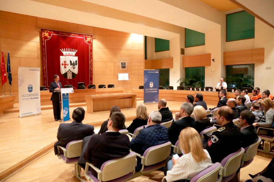 Reconocimiento a Voluntarios de Protección Civil - Imagen del alcalde García de Vinuesa dirigiéndose al público asistente.