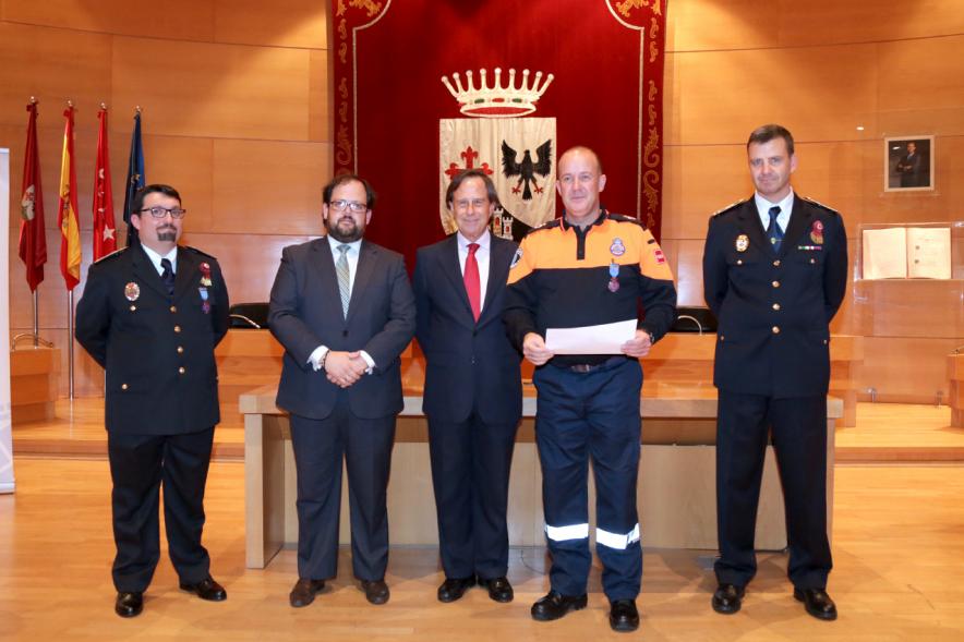 Reconocimiento a Voluntarios de Protección Civil - Imagen del alcalde García de Vinuesa y miembros de protección civil con uno de los condecorados.