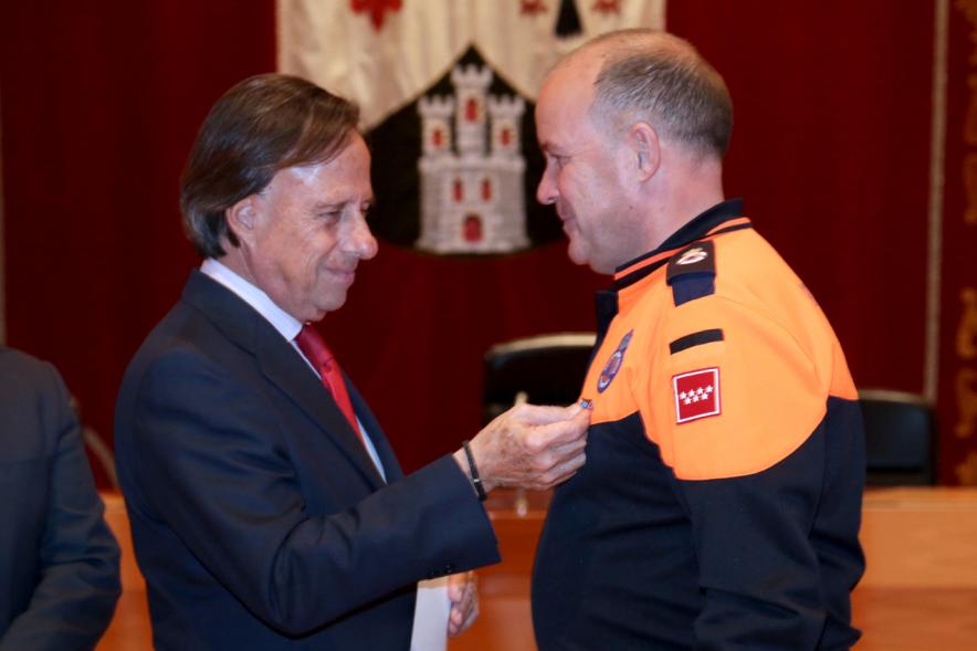 Reconocimiento a Voluntarios de Protección Civil - Imagen del alcalde García de Vinuesa condecorando a un miembro de protección civil.