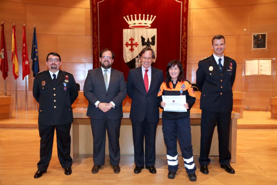 Reconocimiento a Voluntarios de Protección Civil - Imagen del alcalde García de Vinuesa y miembros de protección civil con uno de los condecorados.