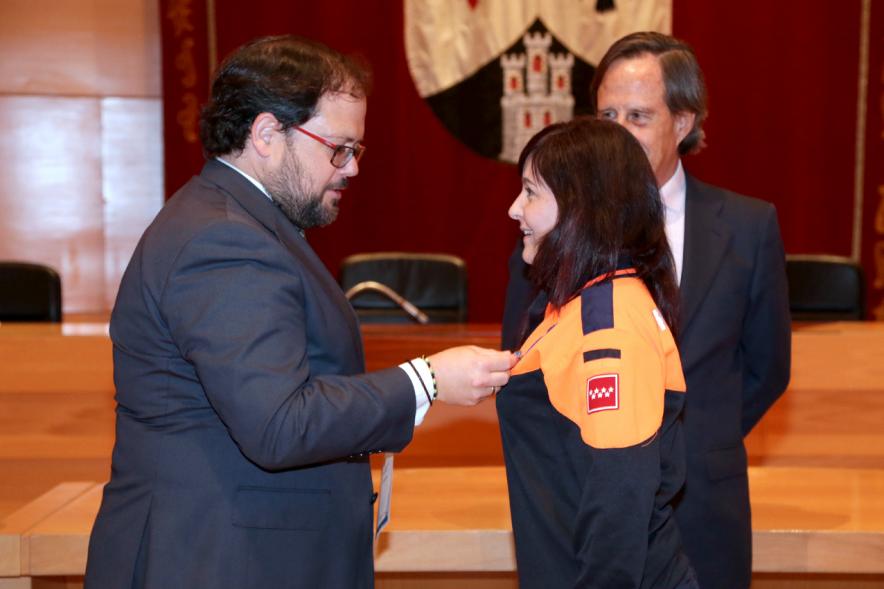 Reconocimiento a Voluntarios de Protección Civil - Imagen una autoridad condecorando a un miembro de protección civil.